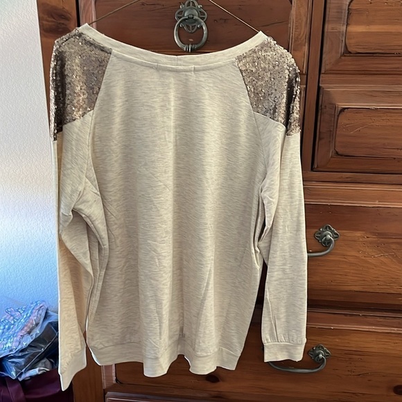 Living Doll Women’s Cream Sweatshirt With Sequins On Shoulders Size 0X NWT - Picture 6 of 10